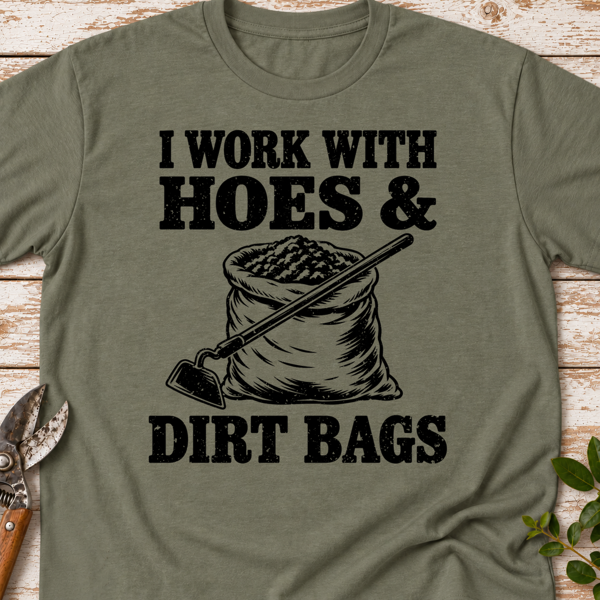 T‑Shirt "Hoes & Dirt Bags"