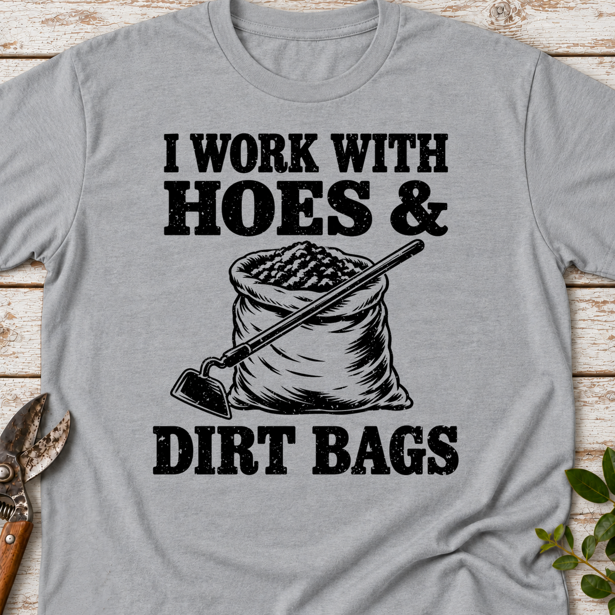 T‑Shirt "Hoes & Dirt Bags"